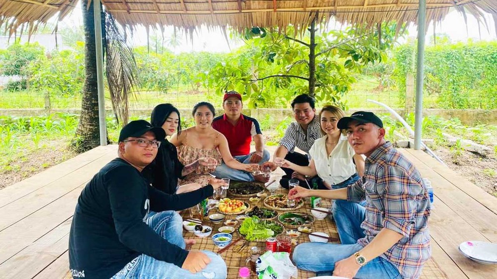 Nhiều gia đình và người nổi tiếng tới Vĩnh Long gặp ‘Thúy Liễu’, khiến du lịch địa phương thêm ‘hot’
