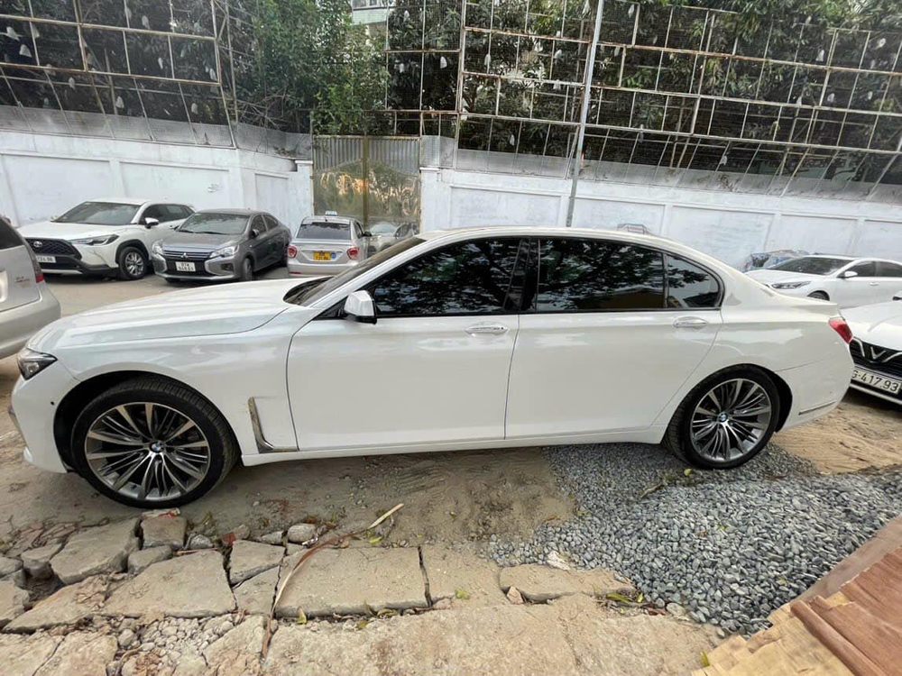 Chủ xe rao bán BMW 750Li giá rẻ ngang Vios 2023 vì không đăng kiểm được - Ảnh 2.