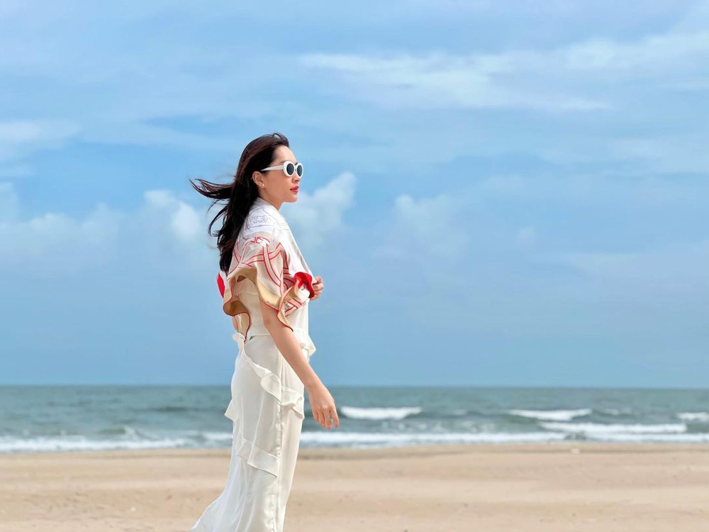 Lâu mới xuất hiện, Hoa hậu Đặng Thu Thảo lại được khen sắc vóc tuổi 32 - Ảnh 2.