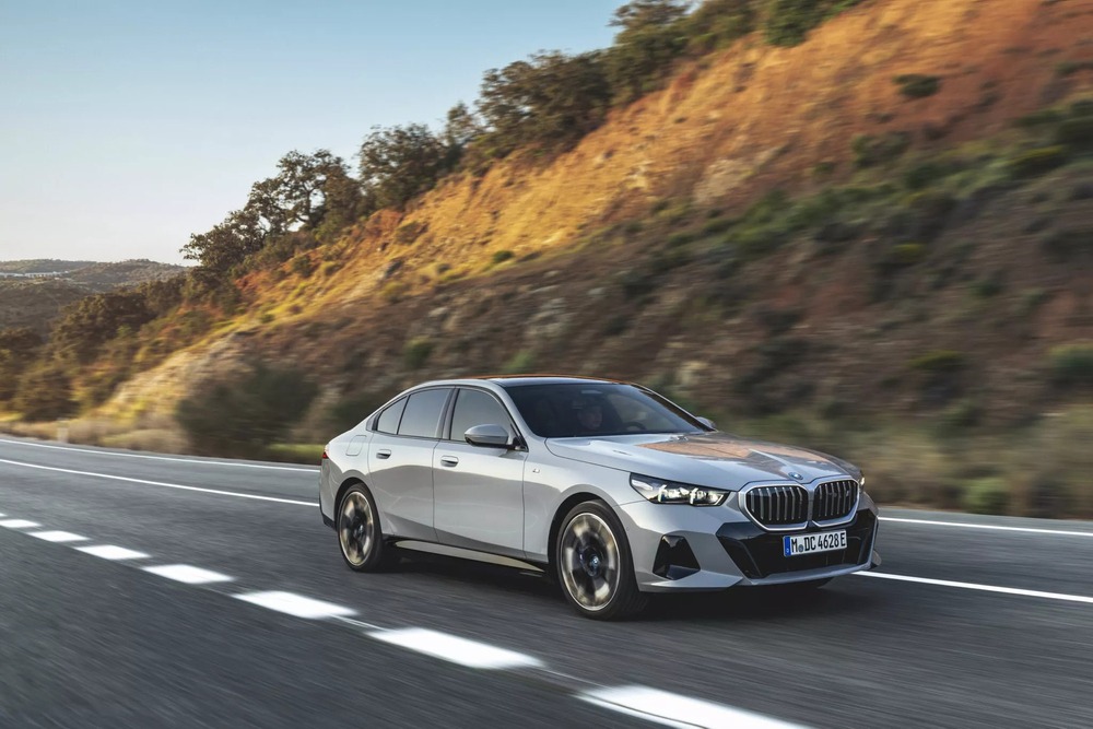 BMW 5-Series 2024 ra mắt: Dài hơn 5m, thiết kế ngày càng như xe Hàn - Ảnh 14.