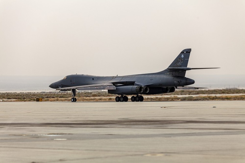 B-1B Lancer đến Anh làm nhiệm vụ cảnh sát trên không - Ảnh 10.