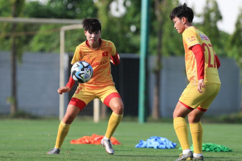 ĐT nữ Việt Nam sớm được làm quen với trái bóng của VCK World Cup 2023 - Ảnh 1.