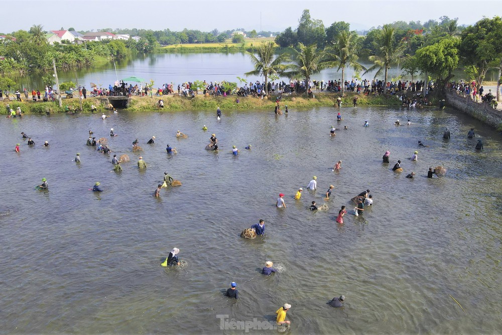 Cả trăm người đội nắng, lặn ngụp nơm cá dưới hồ - Ảnh 3.