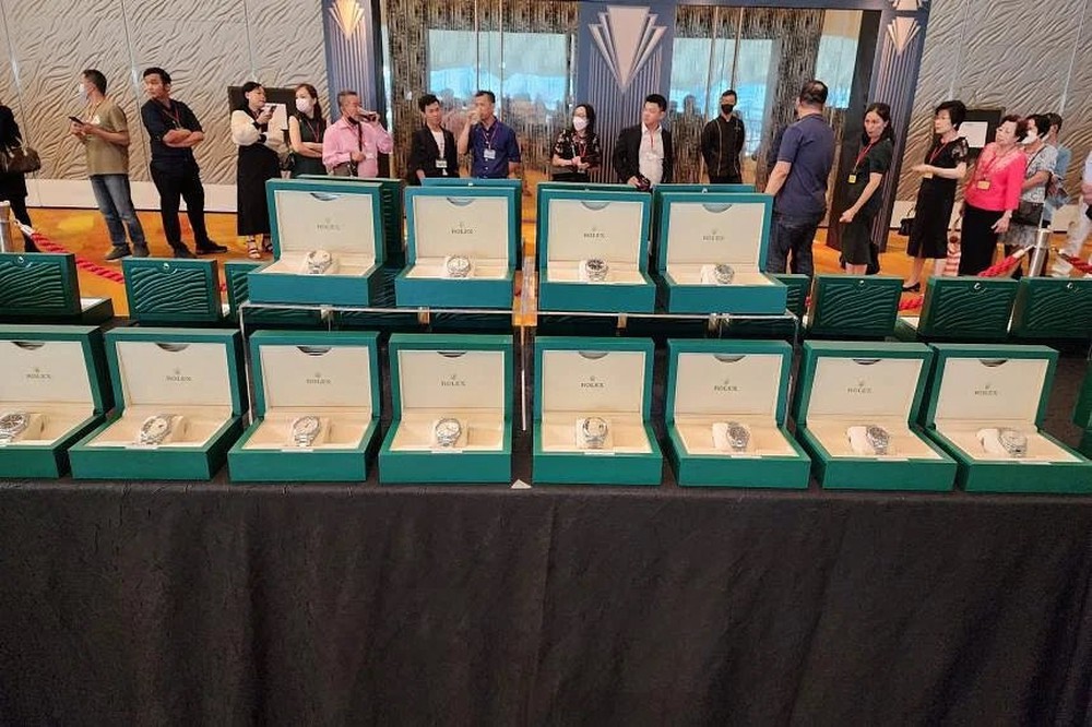 Một tập đoàn Singapore mạnh tay thưởng 98 đồng hồ Rolex cho nhân viên, số khác được cũng nhận sương sương 1 thỏi vàng: Kinh doanh gì mà hào phóng đến vậy? - Ảnh 1.