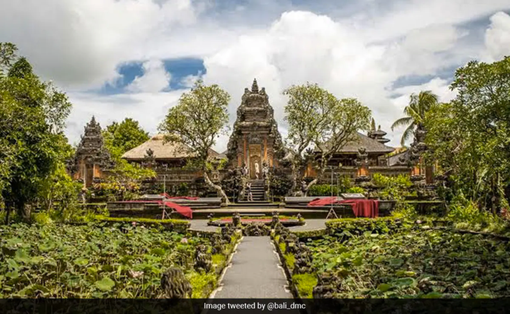 Khỏa thân ở đền thiêng Indonesia, nữ du khách Đức bị buộc khám tâm thần - Ảnh 2.