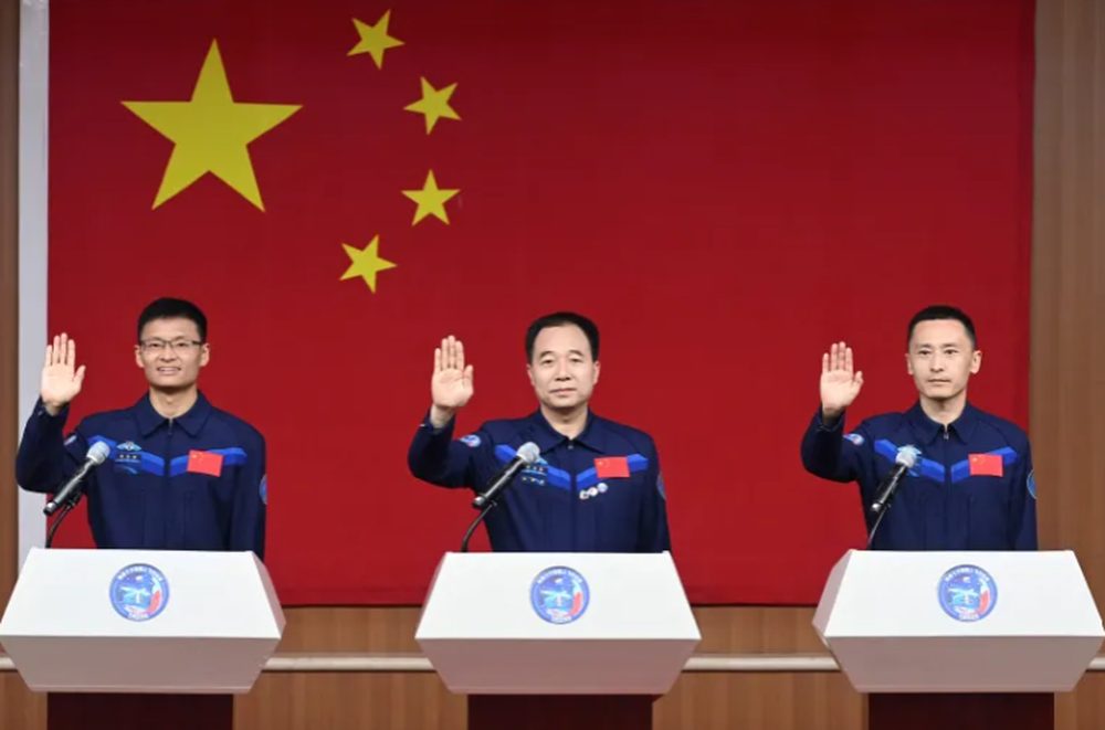Trung Quốc đưa phi hành gia dân sự đầu tiên vào vũ trụ - Ảnh 1.