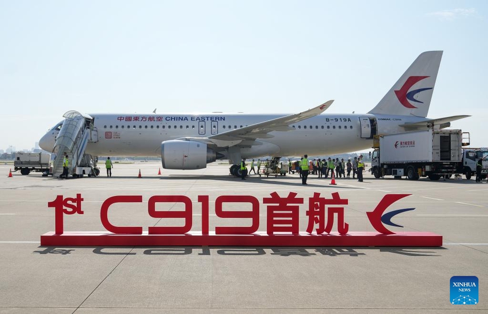 Bên trong máy bay chở khách đầu tiên do Trung Quốc sản xuất - Ảnh 4.
