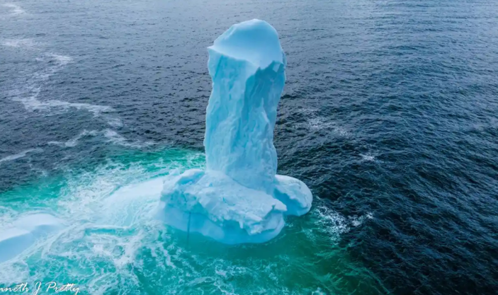 Hình thù kỳ lạ của tảng băng trôi cao 9m ngoài khơi Canada - Ảnh 1.