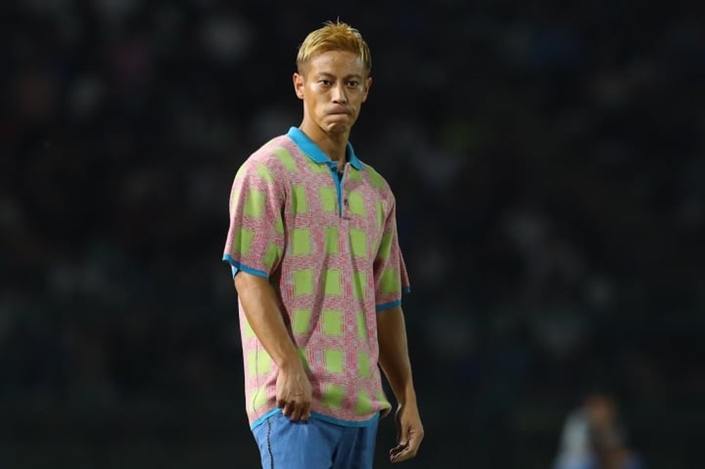 Phong cách thời trang cực chất của Keisuke Honda gây sốt ở SEA Games 32 - Ảnh 2.