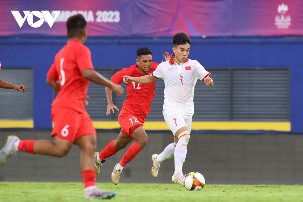  Trực tiếp U22 Việt Nam 2 - 0 U22 Singapore: May mắn mỉm cười, xà ngang cứu thua - Ảnh 1.