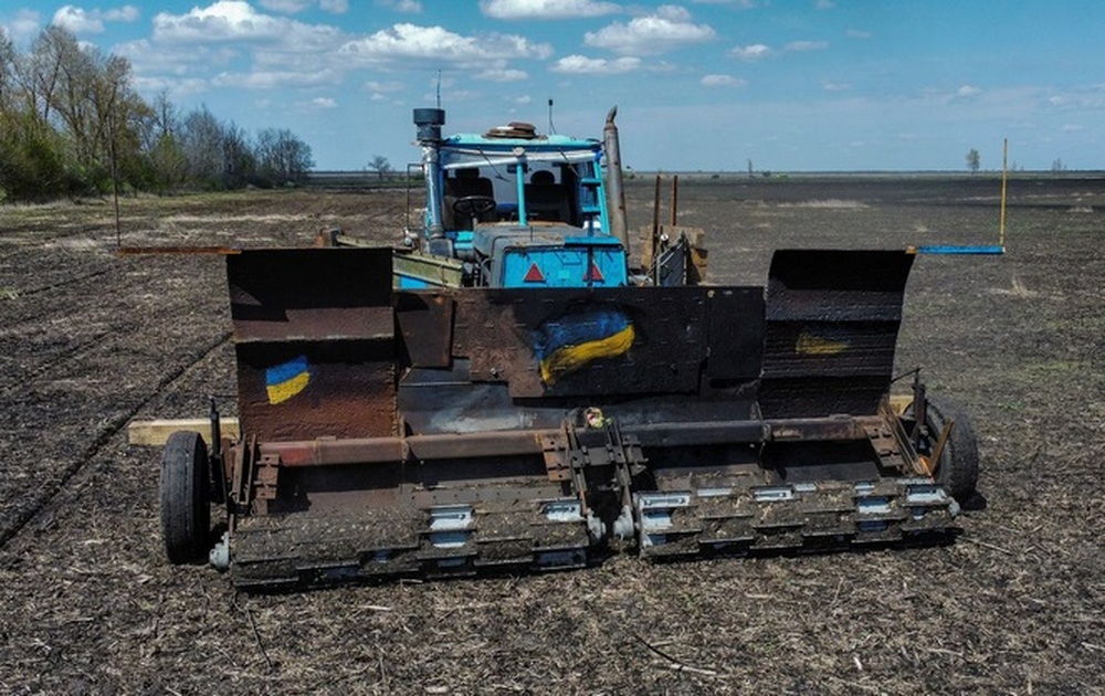 Sáng kiến của nông dân Ukraine để dọn mìn trên cánh đồng - Ảnh 5.