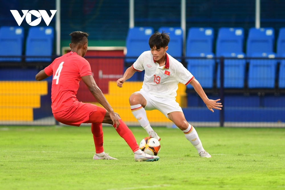  Trực tiếp U22 Việt Nam 2 - 0 U22 Singapore: May mắn mỉm cười, xà ngang cứu thua - Ảnh 1.