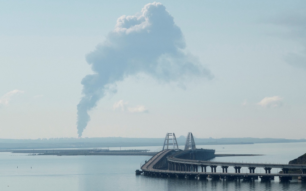 Kho dầu Nga ở gần cầu Crimea bốc cháy sau khi bị UAV tấn công - Ảnh 1.