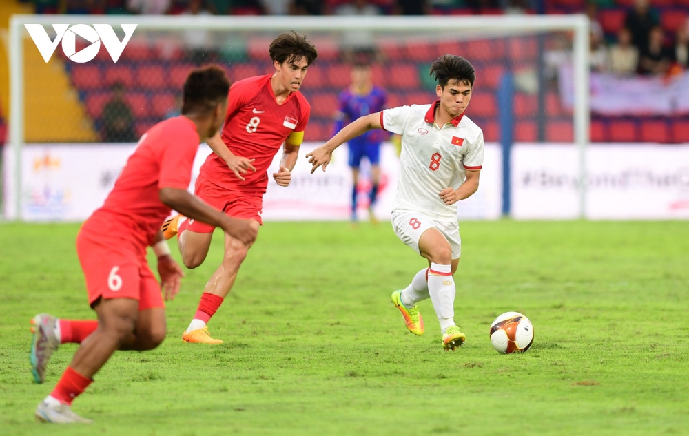  Trực tiếp U22 Việt Nam 2 - 0 U22 Singapore: May mắn mỉm cười, xà ngang cứu thua - Ảnh 1.