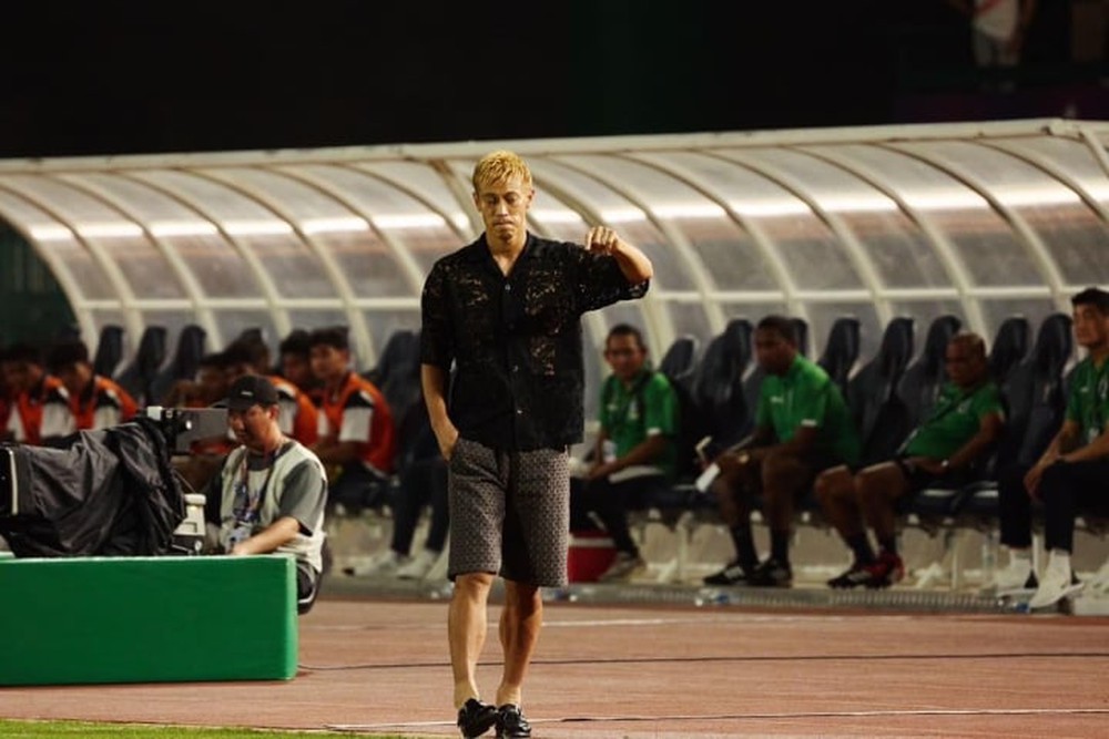 Phong cách thời trang cực chất của Keisuke Honda gây sốt ở SEA Games 32 - Ảnh 1.