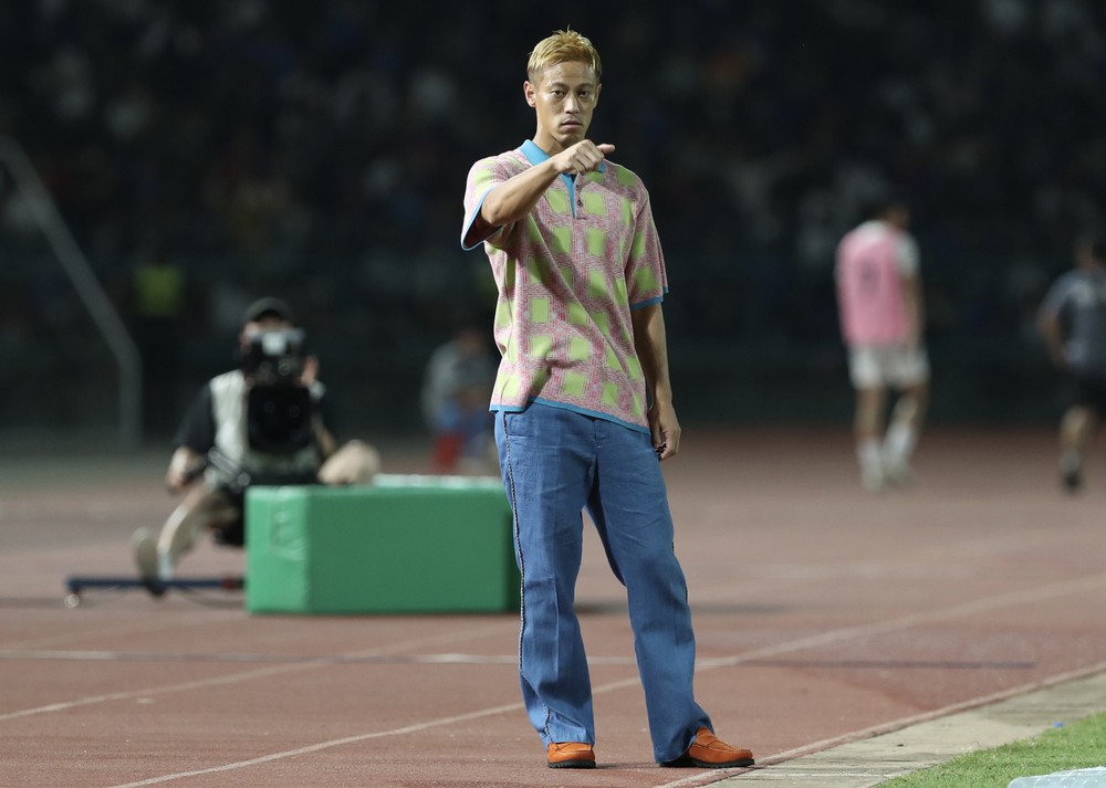 Vì sao người Campuchia yêu mến HLV Keisuke Honda đến vậy? - Ảnh 2.