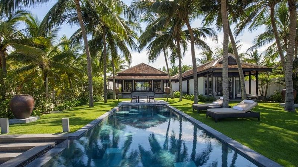 Resort 60 triệu đồng/đêm có rắn đến thăm phòng: Doanh thu hàng trăm tỷ/năm, có một miếu Thành Hoàng cổ trong khuôn viên, dùng trứng gà thả vườn, nến thơm thuần chay... - Ảnh 3.