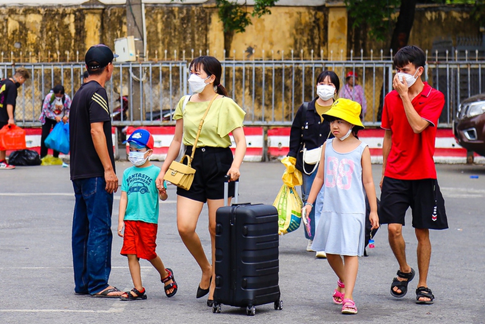 Kết thúc nghỉ lễ, người dân lỉnh kỉnh đồ đạc trở lại thủ đô - Ảnh 4.