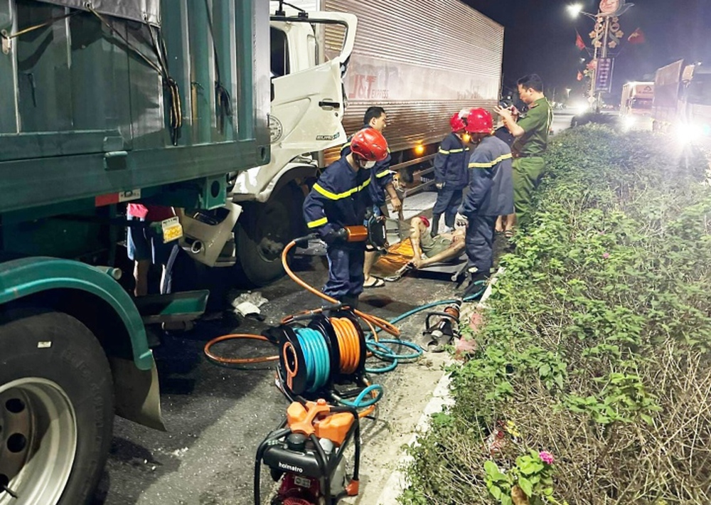 Hà Tĩnh: Giải cứu tài xế xe tải mắc kẹt trong cabin bẹp dúm - Ảnh 1.