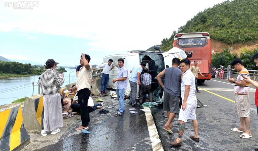 Hai xe khách đâm nhau trên tuyến cao tốc La Sơn -Hòa Liên, nhiều người bị thương - Ảnh 1.