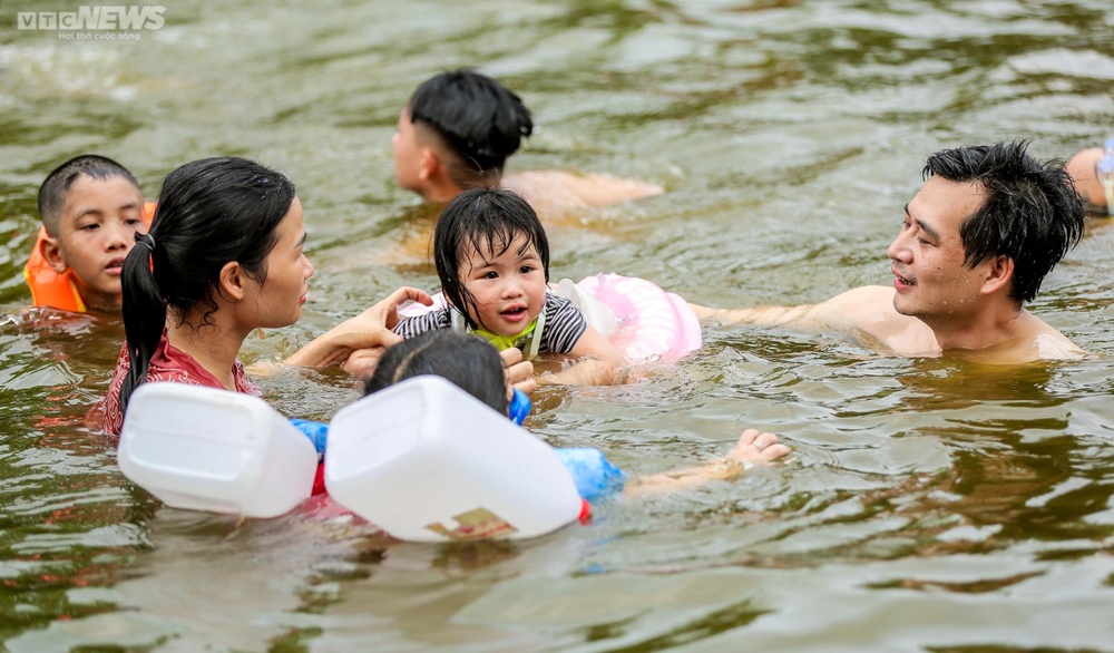 Trẻ em Hà Nội thích thú tắm giải nhiệt dưới hồ nghìn năm tuổi - Ảnh 4.