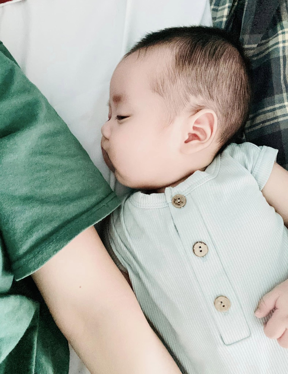 Con nổi chấm xuất huyết trên da, tưởng do trời nóng nhưng mẹ choáng khi nhận kết quả sau khi khám