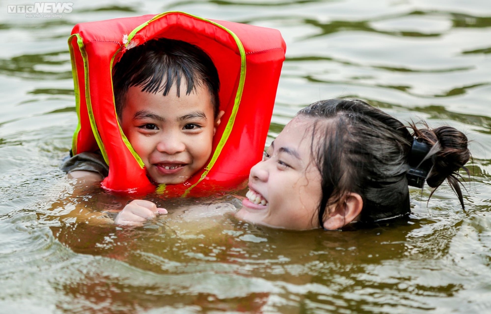 Trẻ em Hà Nội thích thú tắm giải nhiệt dưới hồ nghìn năm tuổi - Ảnh 13.