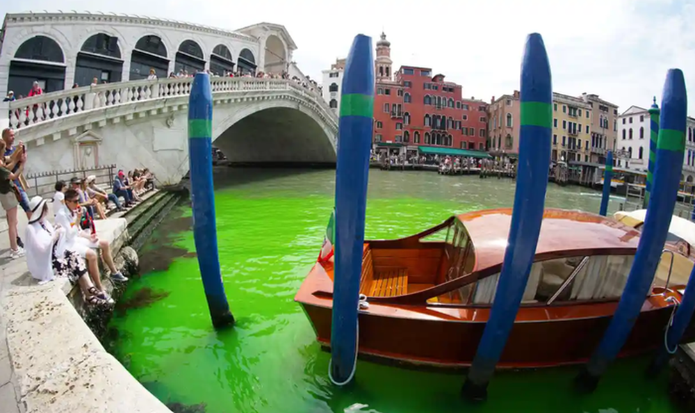 Nước tại kênh đào Venice thơ mộng đột ngột đổi sang màu xanh lục, nguyên nhân là gì? - Ảnh 1.