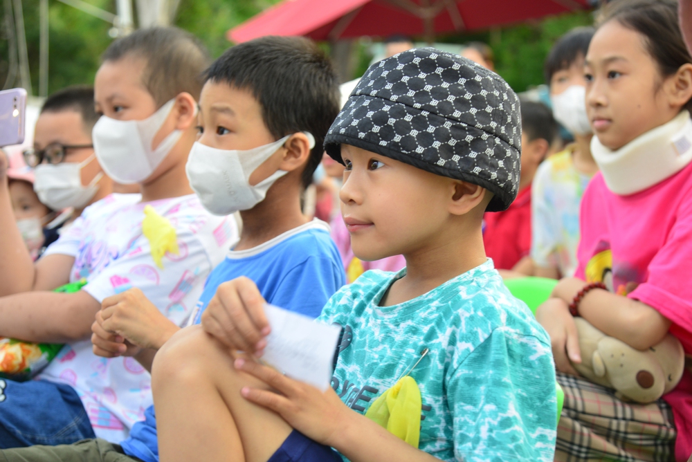 Nụ cười của 200 bệnh nhân ung thư nhí trong buổi tiệc mừng ngày quốc tế thiếu nhi