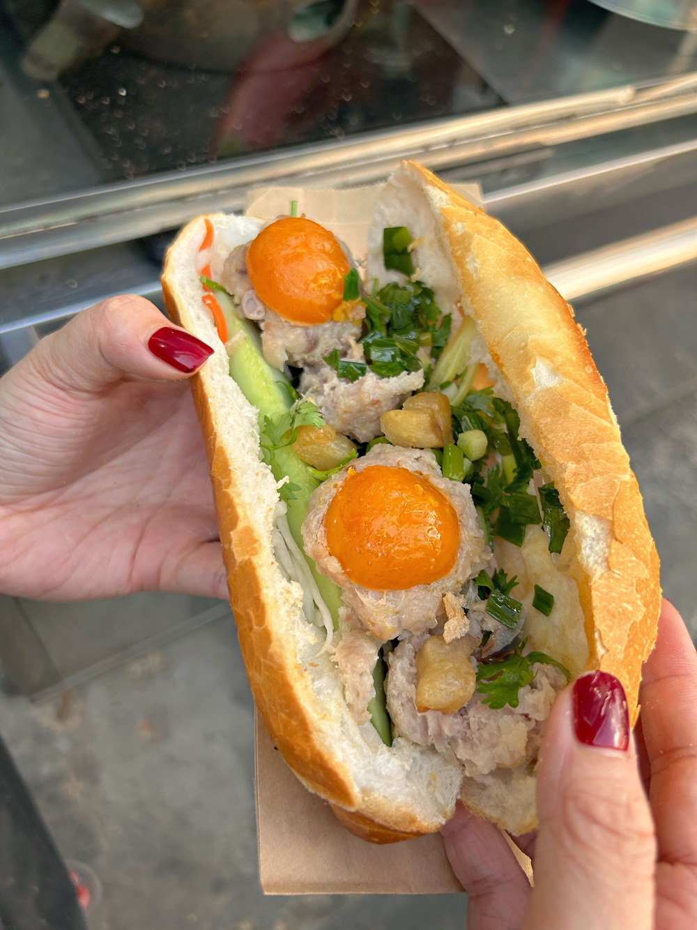 Tiệm bánh mì “nhân cơm tấm” độc lạ đang cực nổi tiếng tại TP.HCM