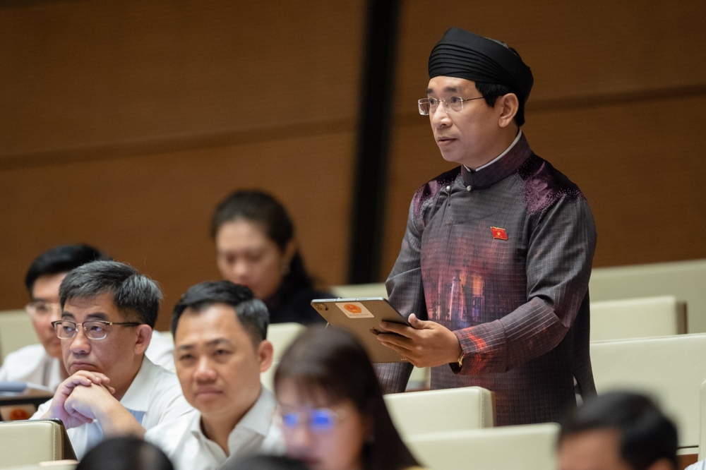 ĐBQH Nguyễn Văn Cảnh đề xuất cho phép đại biểu nam mặc áo dài ngũ thân tại các phiên họp - Ảnh 1.