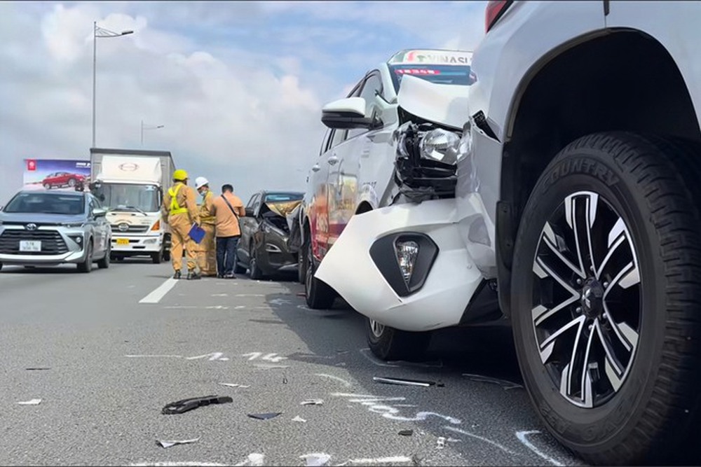 Hiện trường 5 ôtô gặp nạn trên cao tốc TP HCM - Long Thành - Dầu Giây - Ảnh 3.