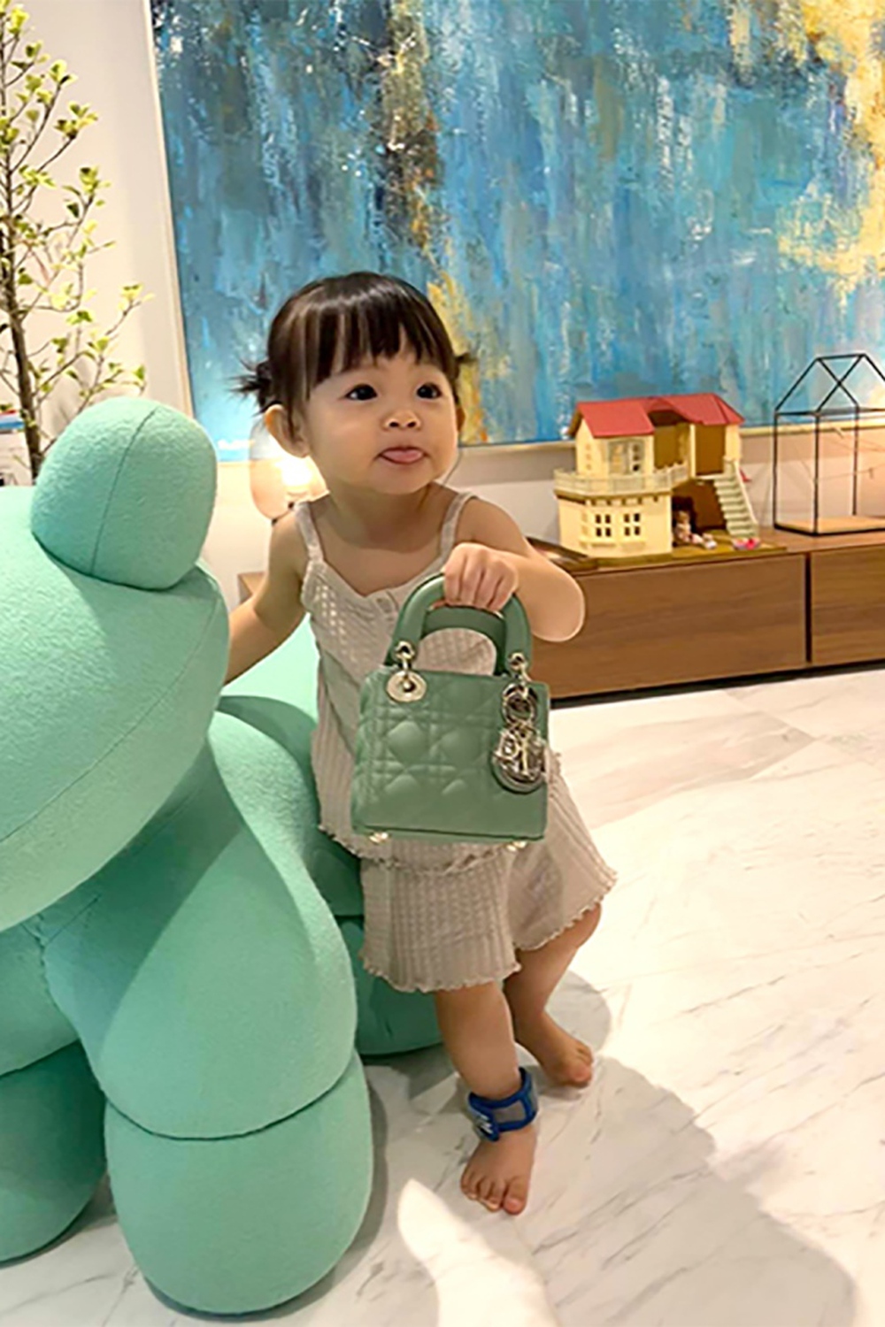 Con gái Cường Đô La - Đàm Thu Trang mới 2 tuổi đã dát toàn hàng hiệu - Ảnh 11.