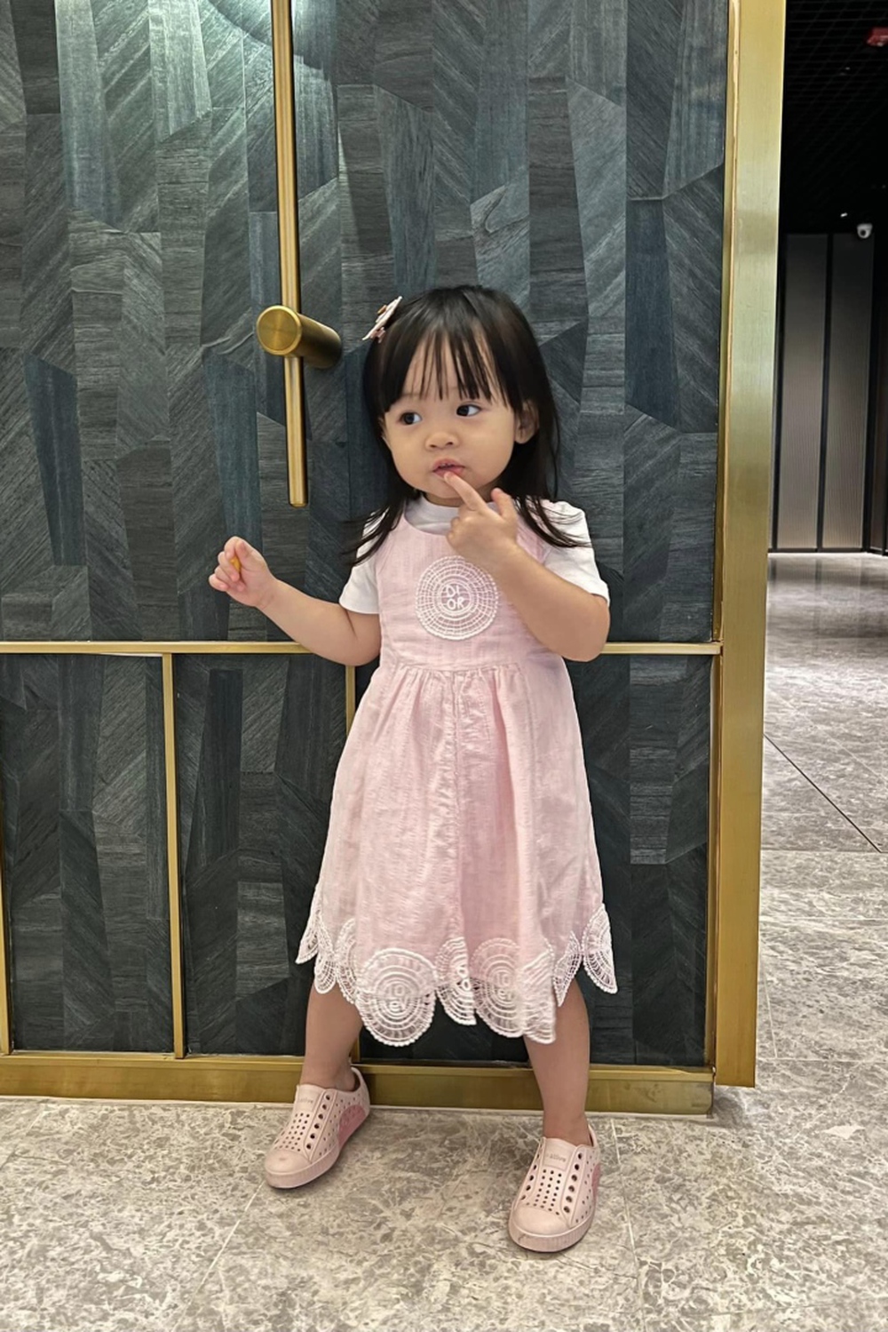 Con gái Cường Đô La - Đàm Thu Trang mới 2 tuổi đã dát toàn hàng hiệu - Ảnh 4.