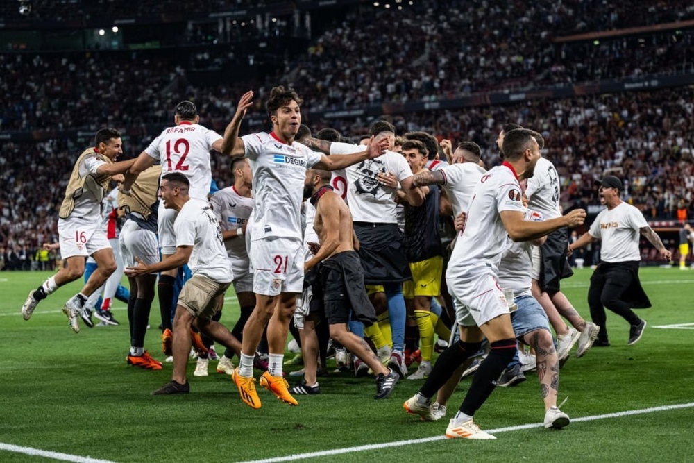 Khoảnh khắc Sevilla nâng cao chức vô địch Europa League lần thứ 7 trong lịch sử - Ảnh 4.
