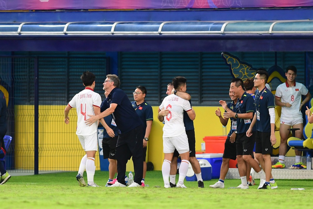 Chẳng hoành tráng như thầy Park, HLV Troussier sẽ “lên đỉnh” theo cách khó ai ngờ?