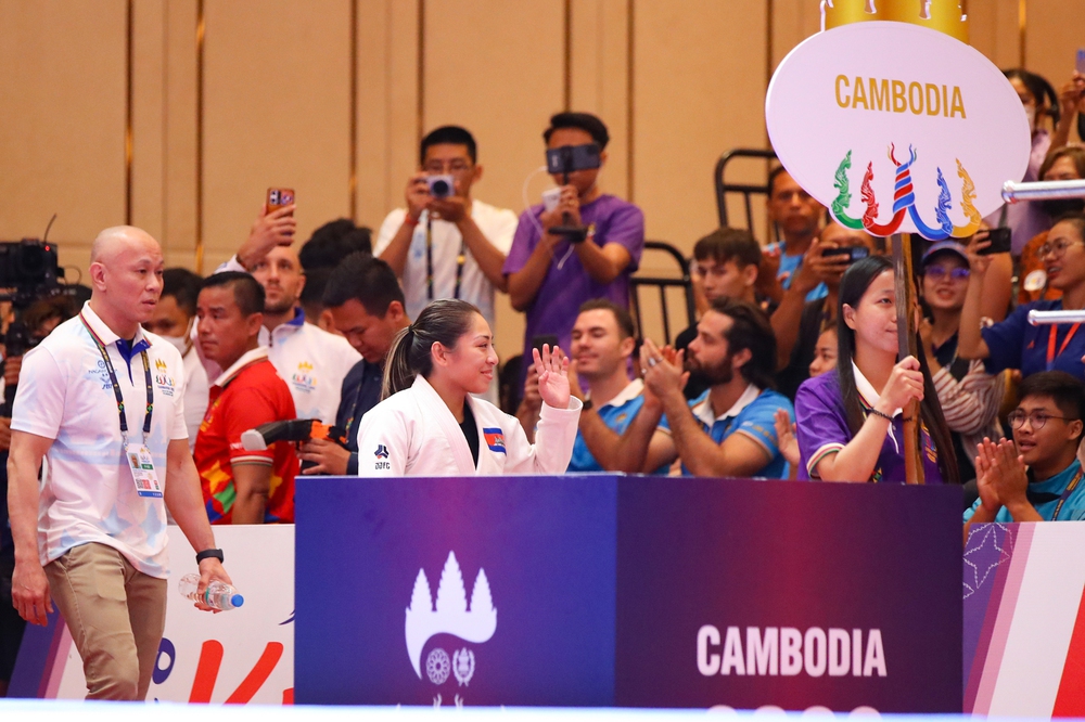 Bất ngờ thắng biểu tượng jujitsu Campuchia, nữ võ sĩ Philippines bật khóc trên bục nhận huy chương - Ảnh 1.