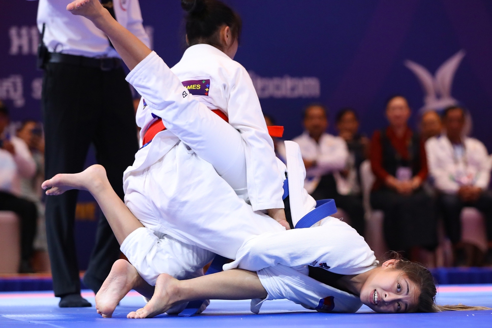 Bất ngờ thắng biểu tượng jujitsu Campuchia, nữ võ sĩ Philippines bật khóc trên bục nhận huy chương - Ảnh 4.