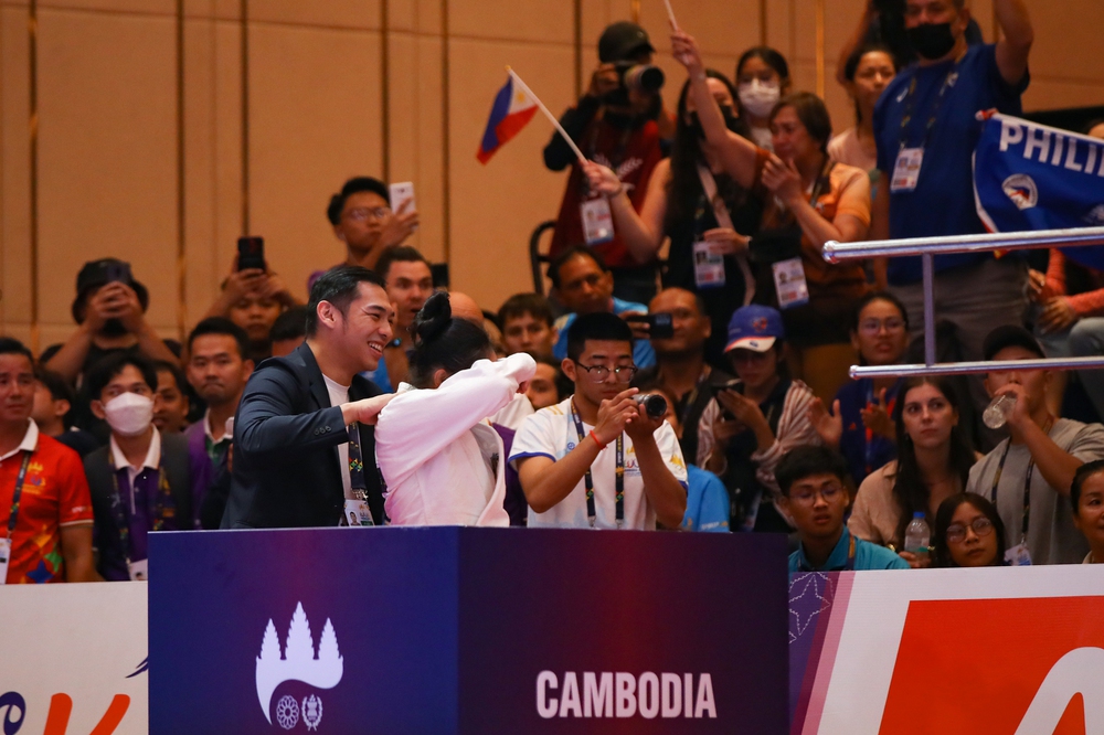 Bất ngờ thắng biểu tượng jujitsu Campuchia, nữ võ sĩ Philippines bật khóc trên bục nhận huy chương - Ảnh 5.