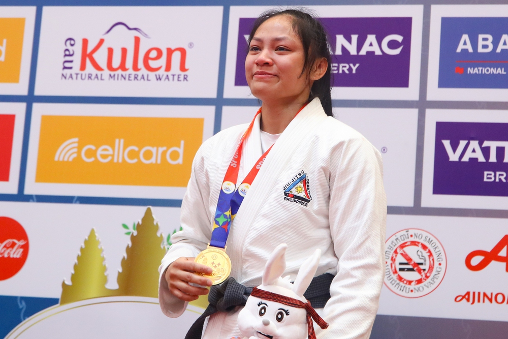 Bất ngờ thắng biểu tượng jujitsu Campuchia, nữ võ sĩ Philippines bật khóc trên bục nhận huy chương - Ảnh 7.
