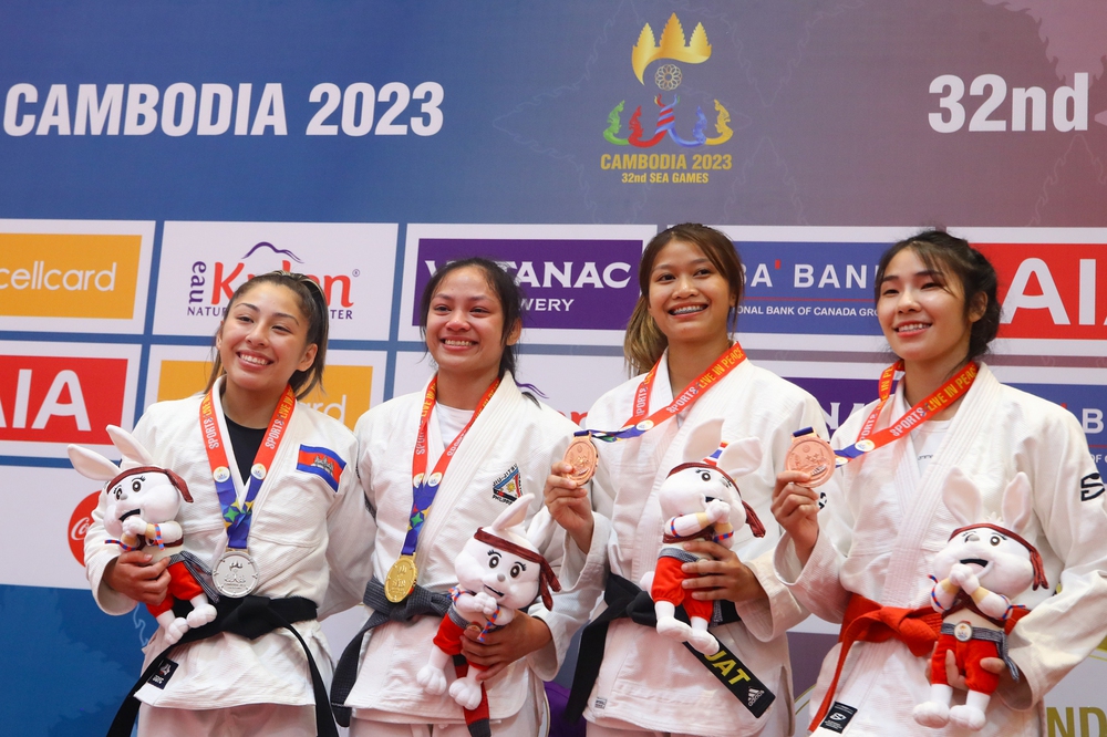 Bất ngờ thắng biểu tượng jujitsu Campuchia, nữ võ sĩ Philippines bật khóc trên bục nhận huy chương - Ảnh 8.