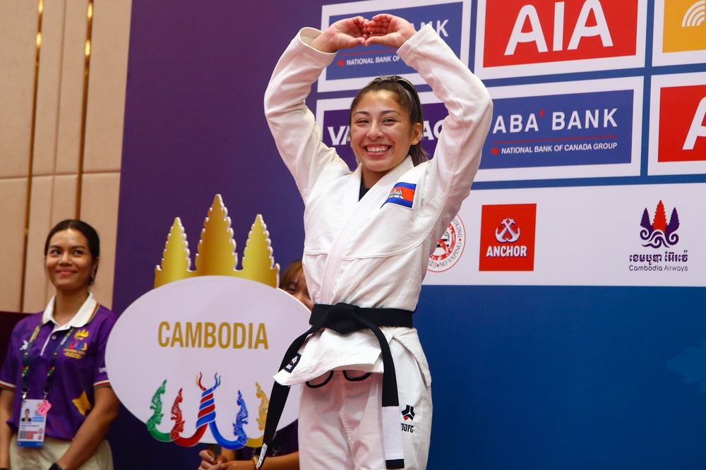 Bất ngờ thắng biểu tượng jujitsu Campuchia, nữ võ sĩ Philippines bật khóc trên bục nhận huy chương - Ảnh 9.