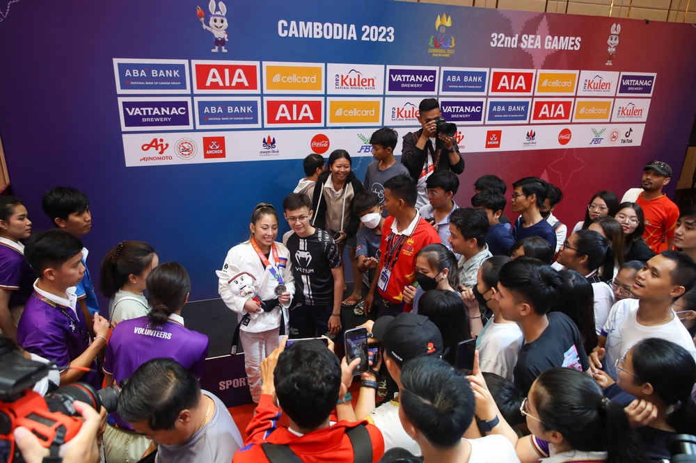 Bất ngờ thắng biểu tượng jujitsu Campuchia, nữ võ sĩ Philippines bật khóc trên bục nhận huy chương - Ảnh 10.