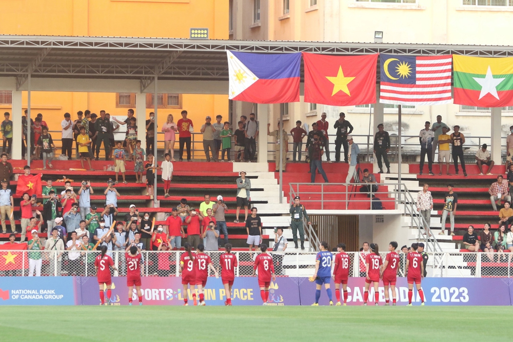 Cầu thủ Malaysia khốn khổ vì tuyển Việt Nam, đổ gục xuống sân sau 90 phút hành xác - Ảnh 8.