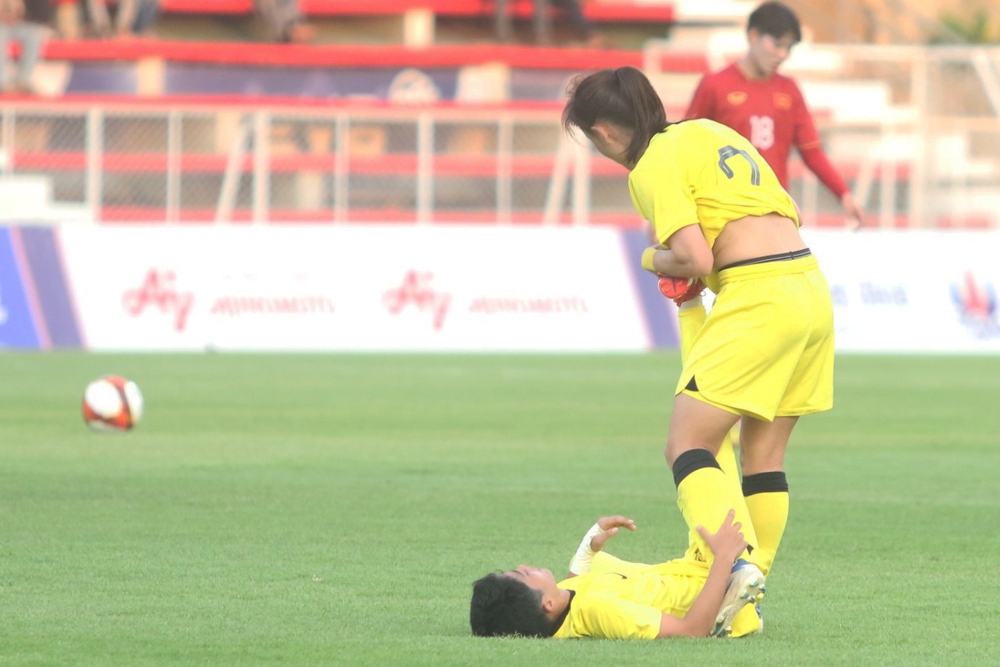 Cầu thủ Malaysia khốn khổ vì tuyển Việt Nam, đổ gục xuống sân sau 90 phút hành xác - Ảnh 1.