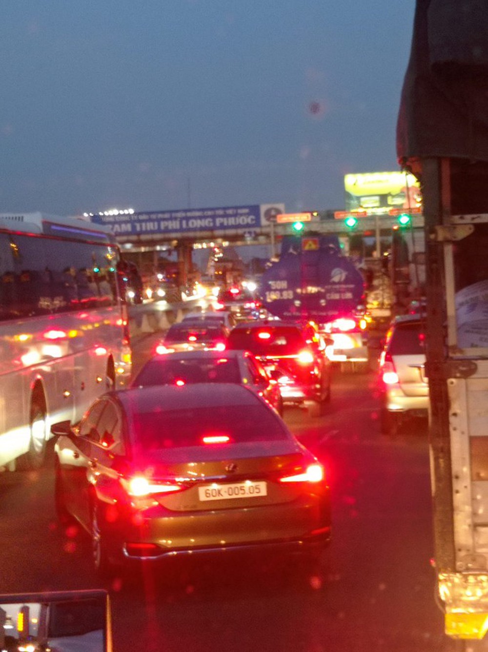 Trạm thu phí không hoạt động, đường cao tốc TP HCM - Long Thành - Dầu Giây ùn tắc nghiêm trọng - Ảnh 2.
