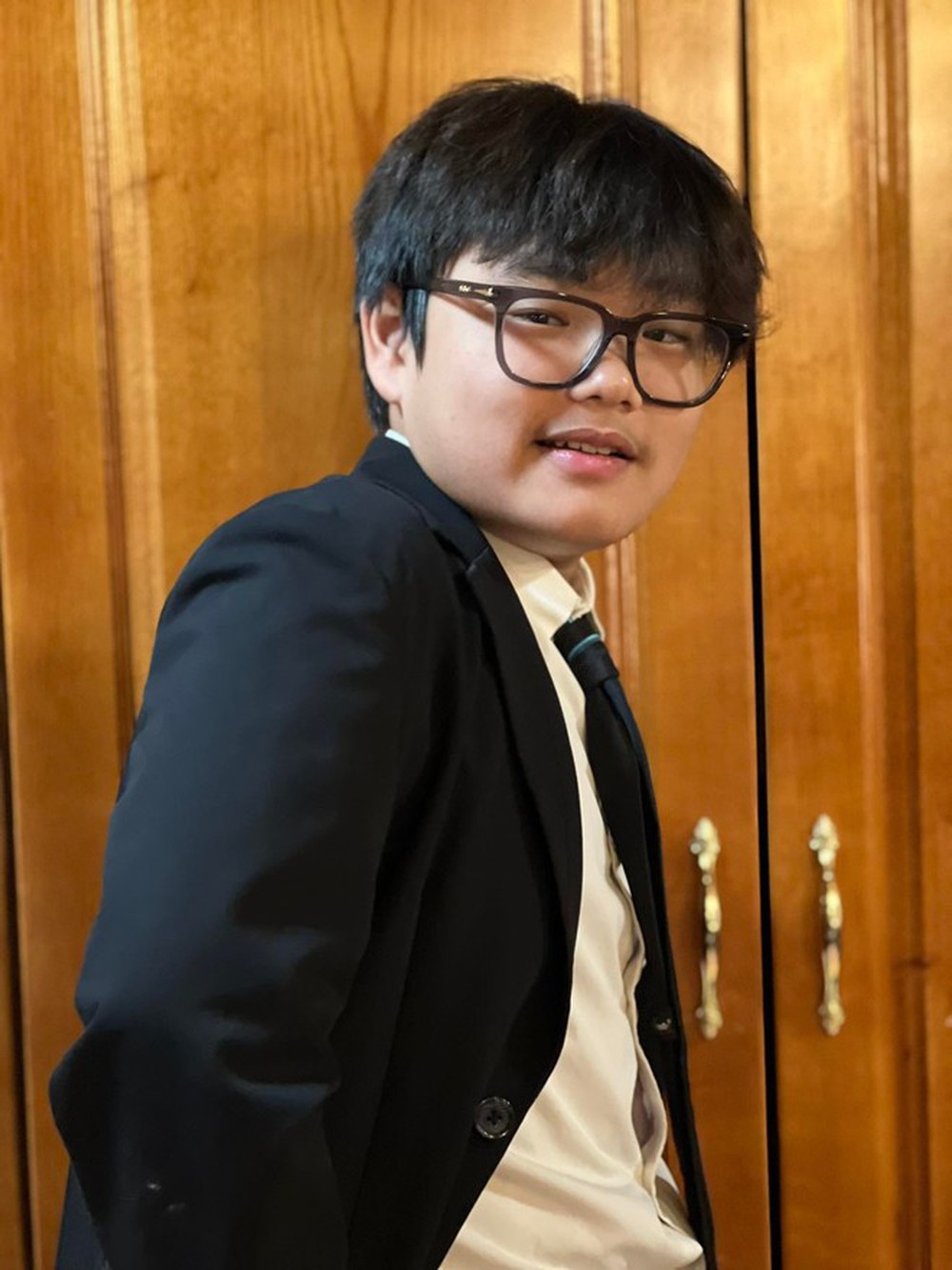 Từ cậu nhóc sở hữu meme huyền thoại, Bi Béo giờ đã lột xác thành “soái ca”, theo đuổi style ăn mặc đậm chất chủ tịch