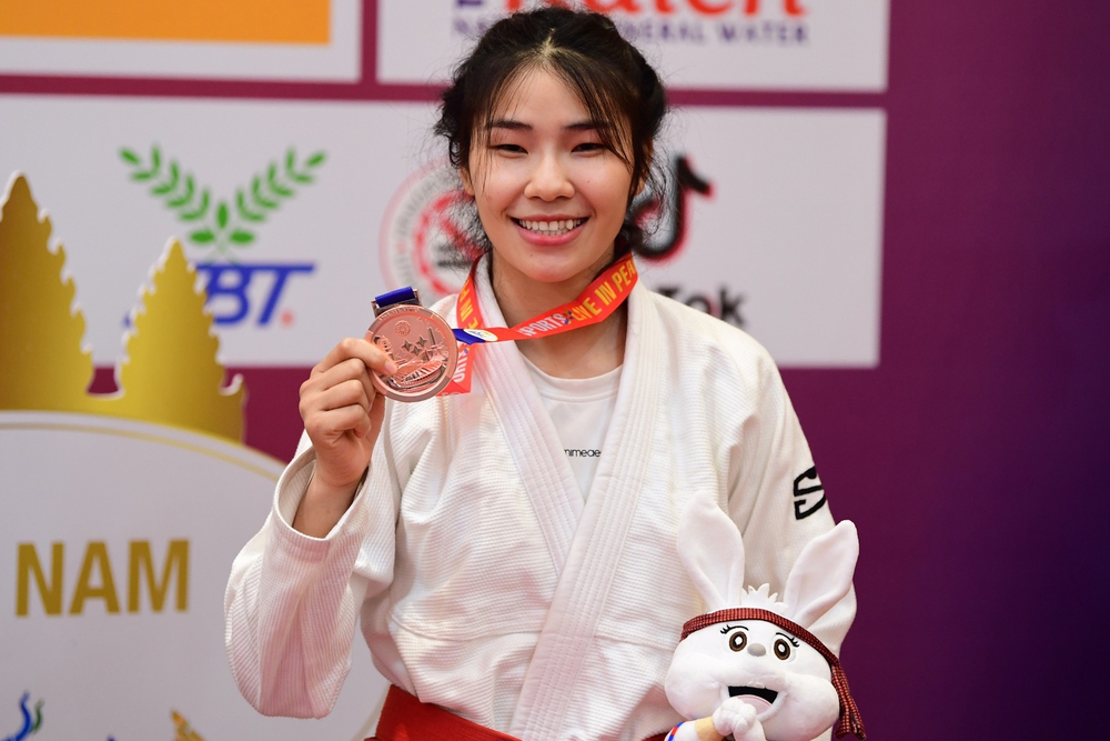 Xúc động hình ảnh võ sĩ Việt Nam nén đau, gạt chấn thương để giành huy chương SEA Games