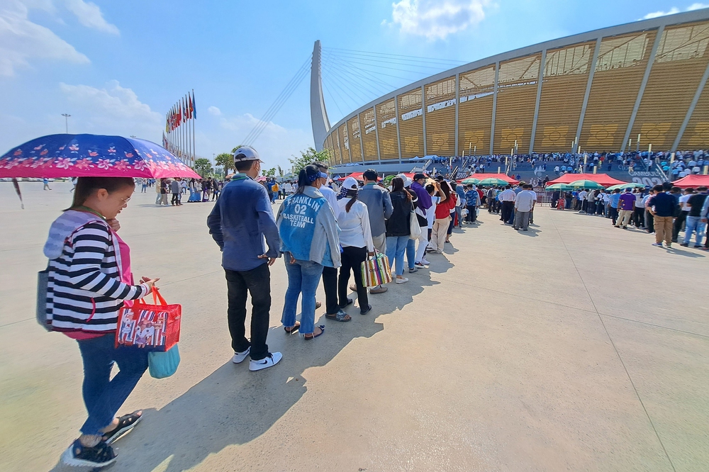 SEA Games 32: Choáng với cảnh CĐV Campuchia đội nắng 40 độ, rồng rắn chờ vào SVĐ nghìn tỷ xem khai mạc - Ảnh 5.