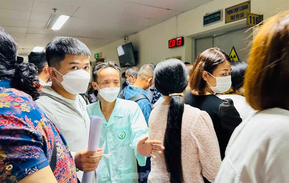 Bệnh viện đông nghịt người xếp hàng chờ khám trong ngày hè nóng 37 độ